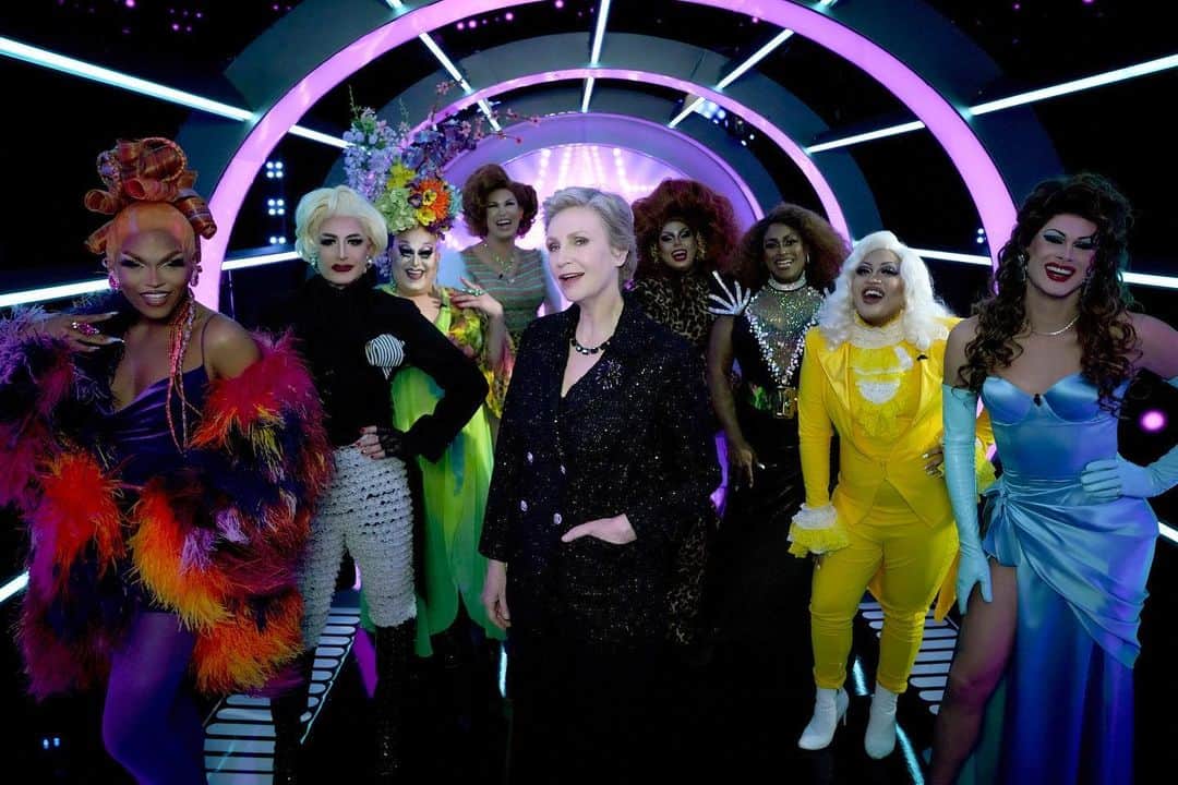 ジェーン・リンチのインスタグラム：「the competition is FIERCE ✨ #WeakestLink drag extravaganza! is now streaming on @peacock!」