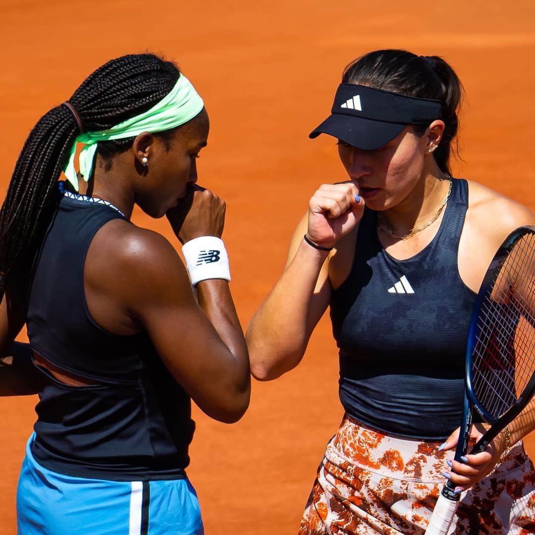 WTA（女子テニス協会）のインスタグラム：「Semifinal bound 🤜🤛  Both seeded pairs in doubles secured the wins today: No.2 seeds @cocogauff & @jpegula and No.6 seeds @ellenperez95 & @nmelicha!   #RolandGarros」