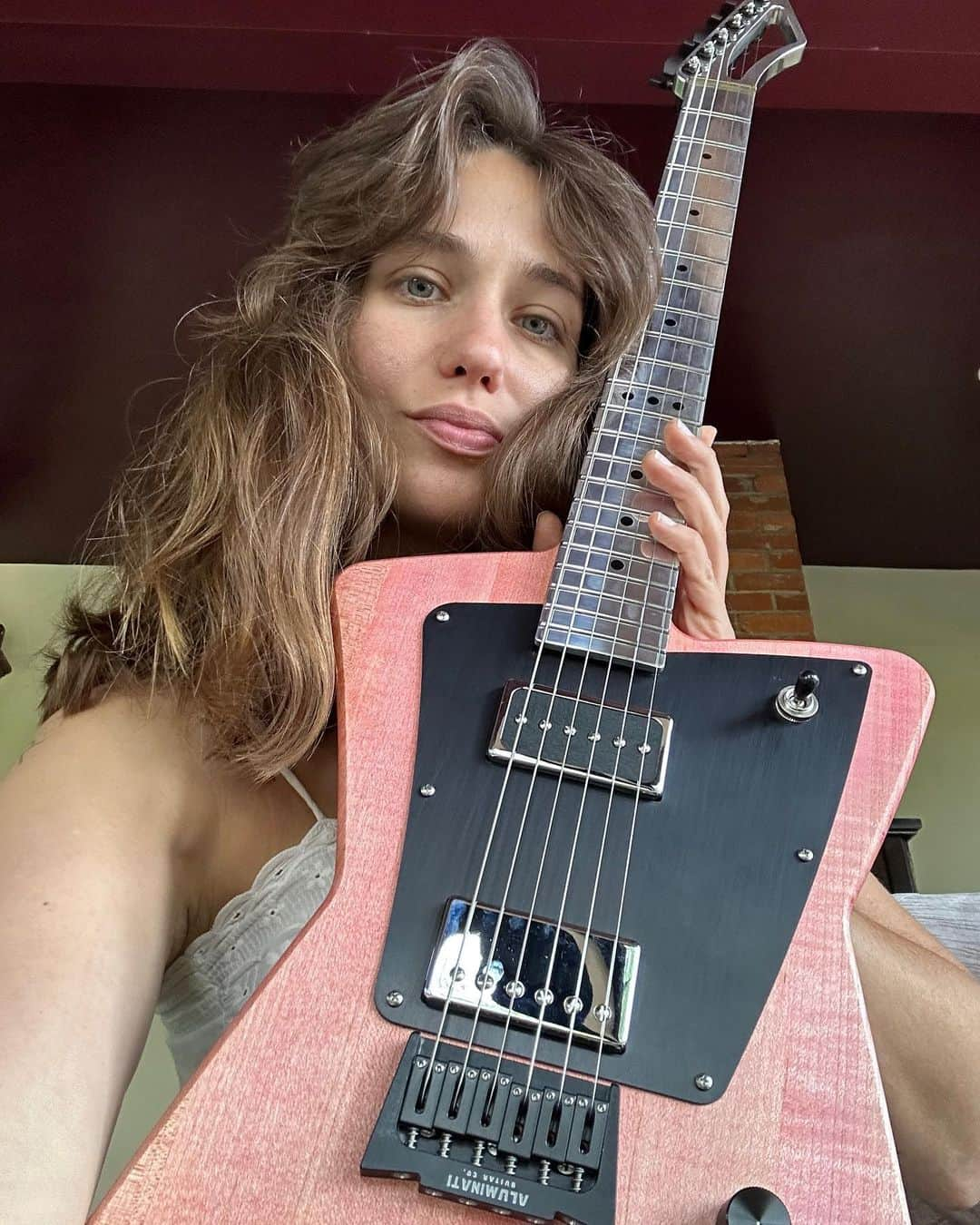 ローラ・カークさんのインスタグラム写真 - (ローラ・カークInstagram)「Considering playing an electric guitar again now that I have this @aluminati_guitars 🌸  Thank you @roaddogguitars for hooking it up!!!」6月7日 2時33分 - lolakirke