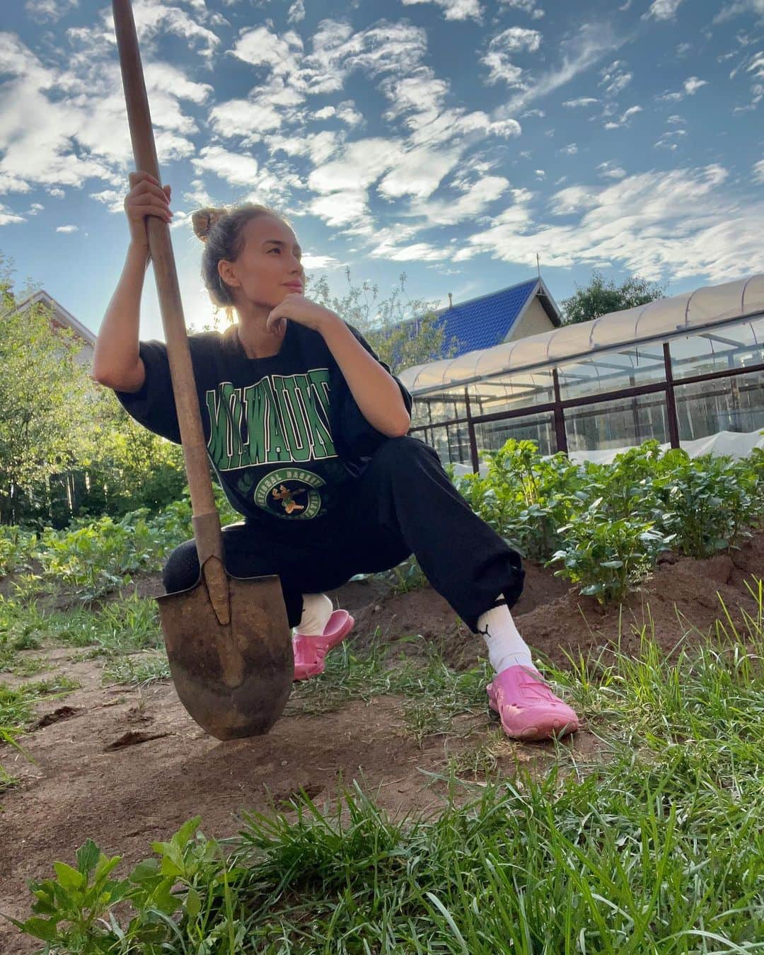 アリーナ・ザギトワのインスタグラム：「Дачный вайб 🌿」