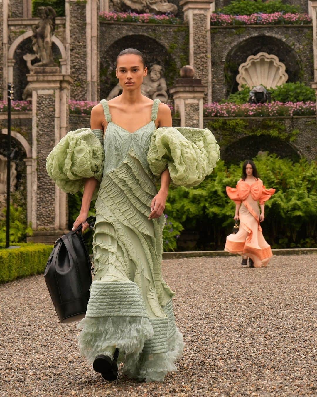 のインスタグラム：「During this year’s cruise (or resort) fashion season, a monthlong series of extravaganzas in far-flung destinations that came to an end last week, shows from Louis Vuitton, Chanel, Dior and Gucci demonstrated that clothes are just a tiny part of a brand’s content.  Despite all the lip service paid in recent seasons to reducing the excesses of fashion, this was one of the most mileage-intensive, blowout seasons on record, one that widened the gulf between the mega-brands that can orchestrate such spectacles and the rest of the industry, our chief fashion critic, @vvfriedman, writes.  The @louisvuitton show in Isola Bella, Italy, was weird in the best possible way, she says: a bizarro amalgamation of sea creature silhouettes, sci-fi royalty and romance inspired perhaps by the island site but not limited by it. And the @dior show in Mexico City built upon Maria Grazia Chiuri’s reputation for positioning cruise shows as platforms to showcase the work of local artisans.  Other shows were less about the clothes and more about the spectacle. The @gucci collection was presented in the 14th-century Gyeongbokgung Palace in Seoul along with a 36-page document detailing the celebrities in attendance and their social media followings. And the @chanelofficial show in Los Angeles felt more like haute merch, surrounded by snack carts and movie stars and featuring a performance by Snoop Dogg.  Tap the link in our bio to read the full critic’s notebook and to see more looks from this year’s cruise season. Photos by Antonio Calanni/@apnews; André Lucat/AndreKina Photography; Yannis Vlamos; Colegio de San Ildefonso; Gucci; and Chanel」