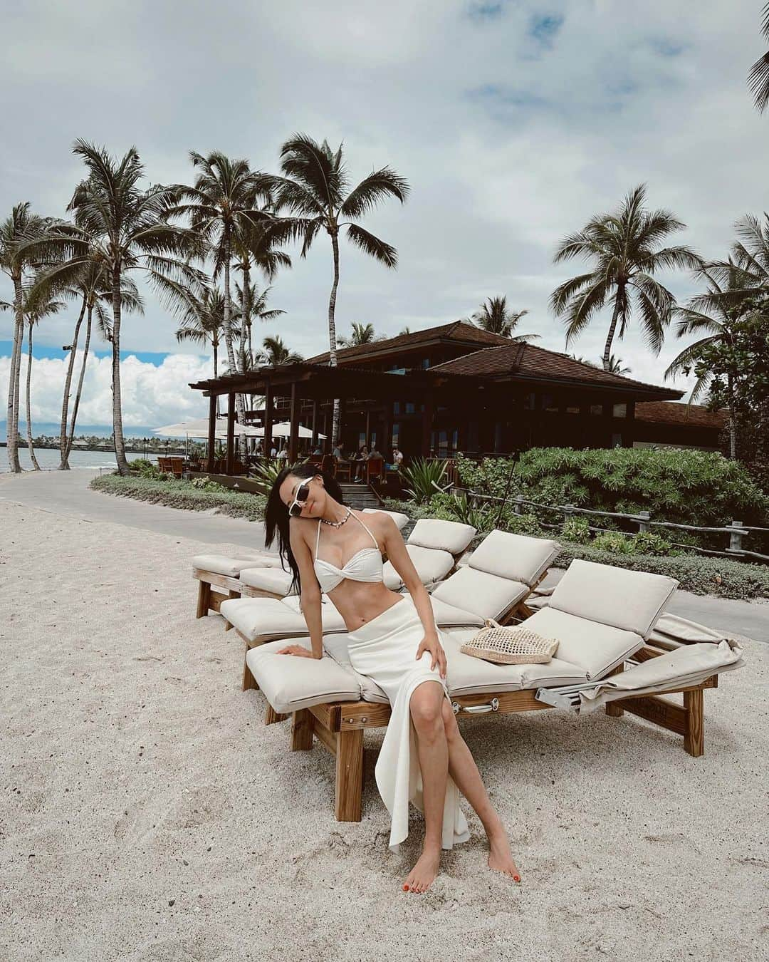 クリッセル・リムさんのインスタグラム写真 - (クリッセル・リムInstagram)「Kicked off our summer vacation a little early this year thanks to @fourseasons. Our first stop was here on the Big Island at @fshualalai. I’ve heard about this particular resort from many families and I can confirm it was one of the best for us and the kids. Here are a few of the things we loved from this resort:⠀ 	⠀ 1. There are 8 pools on this resort, a lot of variety so every day is a different adventure⠀ ⠀ 2. The ocean pool is literally in the ocean and it’s blocked off by rocks, so there are no waves, and kids can safely swim and play or even snorkel in the ocean (Chloe saw a few sea turtles while snorkeling!)⠀ ⠀ 3. The King’s Pond is one of the pools as well and it’s a fresh water and salt water pond connected to the ocean where you can snorkel and feed the fish. Our whole family fed the spotted eagle ray (which happens to be one of the oldest eagle rays known in the world.)⠀ ⠀ 4. Kids 4 and under eat for free ( at designated restaurants).⠀ ⠀ 5. They have a shack just for snow cones and you receive a voucher so your kids can get a free one.⠀ ⠀ 6. Our favorite restaurants were facing the beaches or lawns so kids can go out and play while adults are still finishing up their meal.⠀ ⠀ 7. The property is so big that nothing ever feels crowded⠀ ⠀ 8. They had a lot of gluten and dairy free options for me! Still thinking of their cinnamon tofu muffins.⠀ ⠀ #FSHawaii #LoveFourSeasons」6月7日 2時42分 - chrisellelim