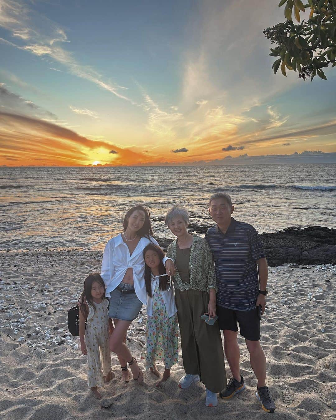 クリッセル・リムさんのインスタグラム写真 - (クリッセル・リムInstagram)「Kicked off our summer vacation a little early this year thanks to @fourseasons. Our first stop was here on the Big Island at @fshualalai. I’ve heard about this particular resort from many families and I can confirm it was one of the best for us and the kids. Here are a few of the things we loved from this resort:⠀ 	⠀ 1. There are 8 pools on this resort, a lot of variety so every day is a different adventure⠀ ⠀ 2. The ocean pool is literally in the ocean and it’s blocked off by rocks, so there are no waves, and kids can safely swim and play or even snorkel in the ocean (Chloe saw a few sea turtles while snorkeling!)⠀ ⠀ 3. The King’s Pond is one of the pools as well and it’s a fresh water and salt water pond connected to the ocean where you can snorkel and feed the fish. Our whole family fed the spotted eagle ray (which happens to be one of the oldest eagle rays known in the world.)⠀ ⠀ 4. Kids 4 and under eat for free ( at designated restaurants).⠀ ⠀ 5. They have a shack just for snow cones and you receive a voucher so your kids can get a free one.⠀ ⠀ 6. Our favorite restaurants were facing the beaches or lawns so kids can go out and play while adults are still finishing up their meal.⠀ ⠀ 7. The property is so big that nothing ever feels crowded⠀ ⠀ 8. They had a lot of gluten and dairy free options for me! Still thinking of their cinnamon tofu muffins.⠀ ⠀ #FSHawaii #LoveFourSeasons」6月7日 2時42分 - chrisellelim