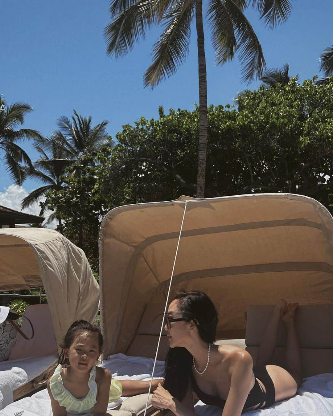 クリッセル・リムさんのインスタグラム写真 - (クリッセル・リムInstagram)「Kicked off our summer vacation a little early this year thanks to @fourseasons. Our first stop was here on the Big Island at @fshualalai. I’ve heard about this particular resort from many families and I can confirm it was one of the best for us and the kids. Here are a few of the things we loved from this resort:⠀ 	⠀ 1. There are 8 pools on this resort, a lot of variety so every day is a different adventure⠀ ⠀ 2. The ocean pool is literally in the ocean and it’s blocked off by rocks, so there are no waves, and kids can safely swim and play or even snorkel in the ocean (Chloe saw a few sea turtles while snorkeling!)⠀ ⠀ 3. The King’s Pond is one of the pools as well and it’s a fresh water and salt water pond connected to the ocean where you can snorkel and feed the fish. Our whole family fed the spotted eagle ray (which happens to be one of the oldest eagle rays known in the world.)⠀ ⠀ 4. Kids 4 and under eat for free ( at designated restaurants).⠀ ⠀ 5. They have a shack just for snow cones and you receive a voucher so your kids can get a free one.⠀ ⠀ 6. Our favorite restaurants were facing the beaches or lawns so kids can go out and play while adults are still finishing up their meal.⠀ ⠀ 7. The property is so big that nothing ever feels crowded⠀ ⠀ 8. They had a lot of gluten and dairy free options for me! Still thinking of their cinnamon tofu muffins.⠀ ⠀ #FSHawaii #LoveFourSeasons」6月7日 2時42分 - chrisellelim