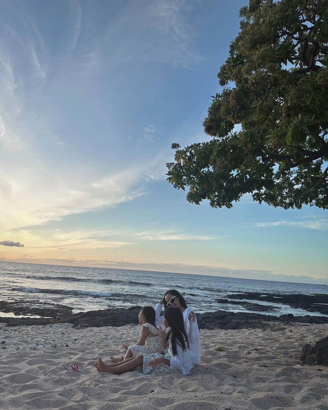 クリッセル・リムさんのインスタグラム写真 - (クリッセル・リムInstagram)「Kicked off our summer vacation a little early this year thanks to @fourseasons. Our first stop was here on the Big Island at @fshualalai. I’ve heard about this particular resort from many families and I can confirm it was one of the best for us and the kids. Here are a few of the things we loved from this resort:⠀ 	⠀ 1. There are 8 pools on this resort, a lot of variety so every day is a different adventure⠀ ⠀ 2. The ocean pool is literally in the ocean and it’s blocked off by rocks, so there are no waves, and kids can safely swim and play or even snorkel in the ocean (Chloe saw a few sea turtles while snorkeling!)⠀ ⠀ 3. The King’s Pond is one of the pools as well and it’s a fresh water and salt water pond connected to the ocean where you can snorkel and feed the fish. Our whole family fed the spotted eagle ray (which happens to be one of the oldest eagle rays known in the world.)⠀ ⠀ 4. Kids 4 and under eat for free ( at designated restaurants).⠀ ⠀ 5. They have a shack just for snow cones and you receive a voucher so your kids can get a free one.⠀ ⠀ 6. Our favorite restaurants were facing the beaches or lawns so kids can go out and play while adults are still finishing up their meal.⠀ ⠀ 7. The property is so big that nothing ever feels crowded⠀ ⠀ 8. They had a lot of gluten and dairy free options for me! Still thinking of their cinnamon tofu muffins.⠀ ⠀ #FSHawaii #LoveFourSeasons」6月7日 2時42分 - chrisellelim