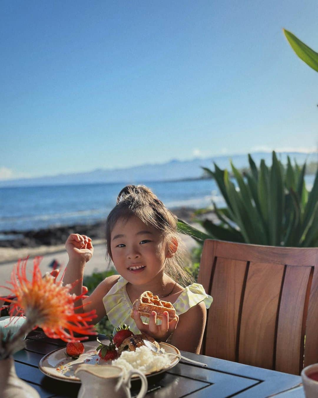 クリッセル・リムさんのインスタグラム写真 - (クリッセル・リムInstagram)「Kicked off our summer vacation a little early this year thanks to @fourseasons. Our first stop was here on the Big Island at @fshualalai. I’ve heard about this particular resort from many families and I can confirm it was one of the best for us and the kids. Here are a few of the things we loved from this resort:⠀ 	⠀ 1. There are 8 pools on this resort, a lot of variety so every day is a different adventure⠀ ⠀ 2. The ocean pool is literally in the ocean and it’s blocked off by rocks, so there are no waves, and kids can safely swim and play or even snorkel in the ocean (Chloe saw a few sea turtles while snorkeling!)⠀ ⠀ 3. The King’s Pond is one of the pools as well and it’s a fresh water and salt water pond connected to the ocean where you can snorkel and feed the fish. Our whole family fed the spotted eagle ray (which happens to be one of the oldest eagle rays known in the world.)⠀ ⠀ 4. Kids 4 and under eat for free ( at designated restaurants).⠀ ⠀ 5. They have a shack just for snow cones and you receive a voucher so your kids can get a free one.⠀ ⠀ 6. Our favorite restaurants were facing the beaches or lawns so kids can go out and play while adults are still finishing up their meal.⠀ ⠀ 7. The property is so big that nothing ever feels crowded⠀ ⠀ 8. They had a lot of gluten and dairy free options for me! Still thinking of their cinnamon tofu muffins.⠀ ⠀ #FSHawaii #LoveFourSeasons」6月7日 2時42分 - chrisellelim