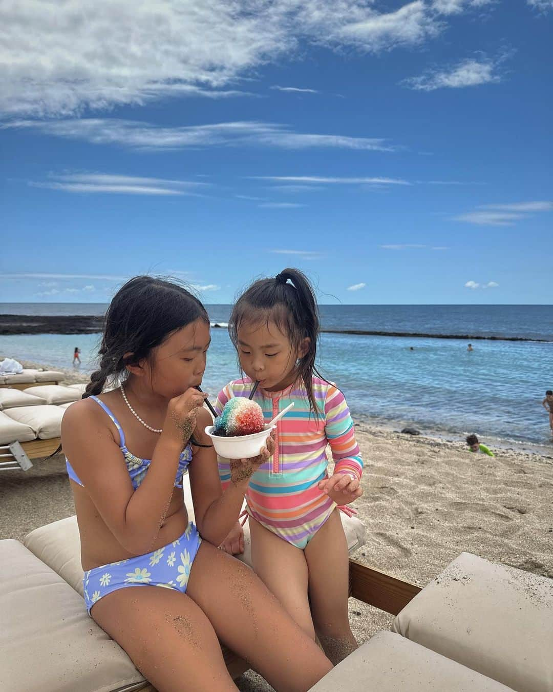 クリッセル・リムさんのインスタグラム写真 - (クリッセル・リムInstagram)「Kicked off our summer vacation a little early this year thanks to @fourseasons. Our first stop was here on the Big Island at @fshualalai. I’ve heard about this particular resort from many families and I can confirm it was one of the best for us and the kids. Here are a few of the things we loved from this resort:⠀ 	⠀ 1. There are 8 pools on this resort, a lot of variety so every day is a different adventure⠀ ⠀ 2. The ocean pool is literally in the ocean and it’s blocked off by rocks, so there are no waves, and kids can safely swim and play or even snorkel in the ocean (Chloe saw a few sea turtles while snorkeling!)⠀ ⠀ 3. The King’s Pond is one of the pools as well and it’s a fresh water and salt water pond connected to the ocean where you can snorkel and feed the fish. Our whole family fed the spotted eagle ray (which happens to be one of the oldest eagle rays known in the world.)⠀ ⠀ 4. Kids 4 and under eat for free ( at designated restaurants).⠀ ⠀ 5. They have a shack just for snow cones and you receive a voucher so your kids can get a free one.⠀ ⠀ 6. Our favorite restaurants were facing the beaches or lawns so kids can go out and play while adults are still finishing up their meal.⠀ ⠀ 7. The property is so big that nothing ever feels crowded⠀ ⠀ 8. They had a lot of gluten and dairy free options for me! Still thinking of their cinnamon tofu muffins.⠀ ⠀ #FSHawaii #LoveFourSeasons」6月7日 2時42分 - chrisellelim