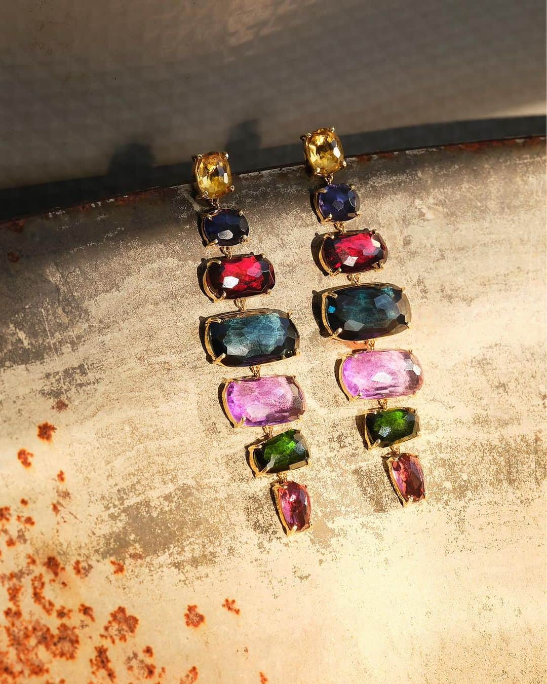 マルコ ビチェゴのインスタグラム：「Handcrafted elegance for the modern woman: a feast of vibrant hues with natural gemstones displayed in alternating colors. Alta, high jewelry collection. #marcobicego #highjewelry #gold #gemstones #madeinitaly」