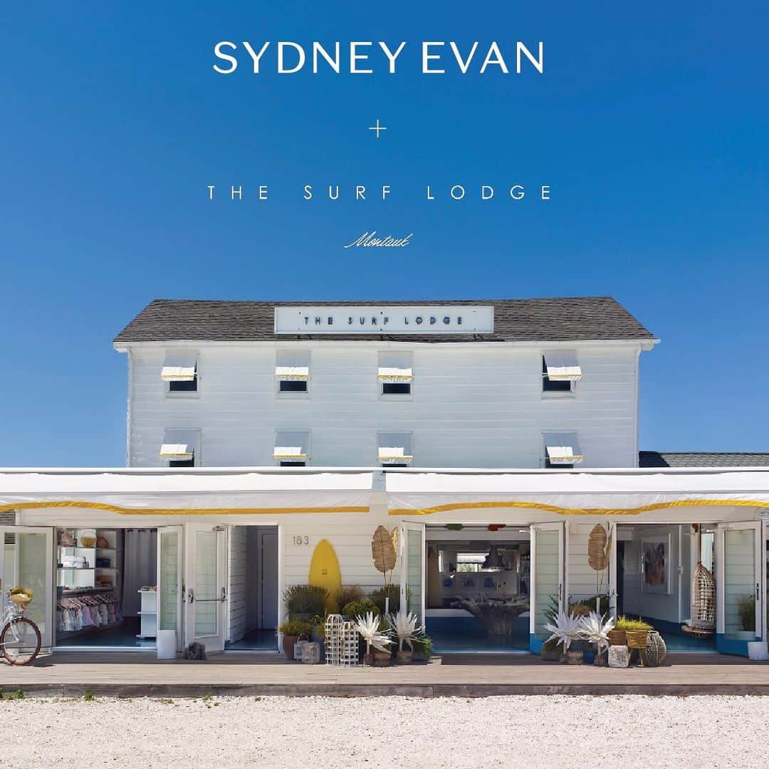 のインスタグラム：「Introducing @sydneyevan x @thesurflodge 💛  Sydney Evan and Jayma Cardoso, Founder & Creative Director of The Surf Lodge, have teamed up in honor of the iconic Hamptons hotspot's 15th anniversary to create a stunning collaboration of fine jewelry inspired by the surf, sun, and laid-back leisure of Montauk. The collection is the perfect fusion of the two brands and captures their shared essence of good vibes, relaxation, and a laissez-faire lifestyle.    Available now at sydneyevan.com and in store at The Surf Lodge Montauk.   #SydneyEvan #TheSurfLodge」