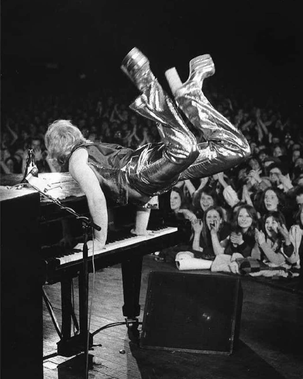 のインスタグラム：「“Never chase love, it will find you when you least expect it.” @eltonjohn   #eltonjohn #eltonjohnconcert #eltonjohnfarewelltour」