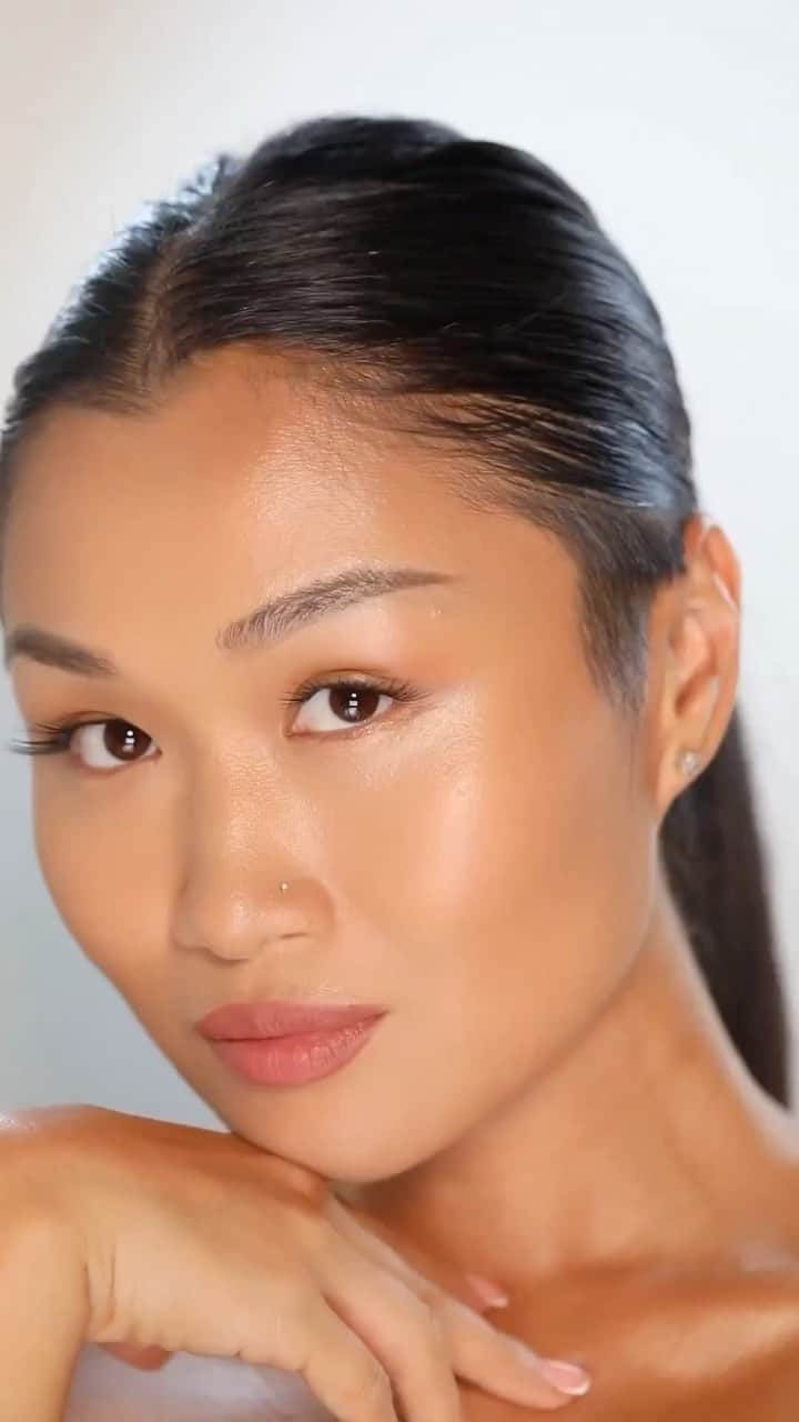 Too Facedのインスタグラム：「Your NEW Summer Must Have! ☀️🌴💦 @asianqueen1 wears our Born This Way Healthy Glow SPF 30 Skin Tint Foundation in the shade Warm Beige! 💓 Tap to shop! #regream #toofaced #tfcrueltyfree」