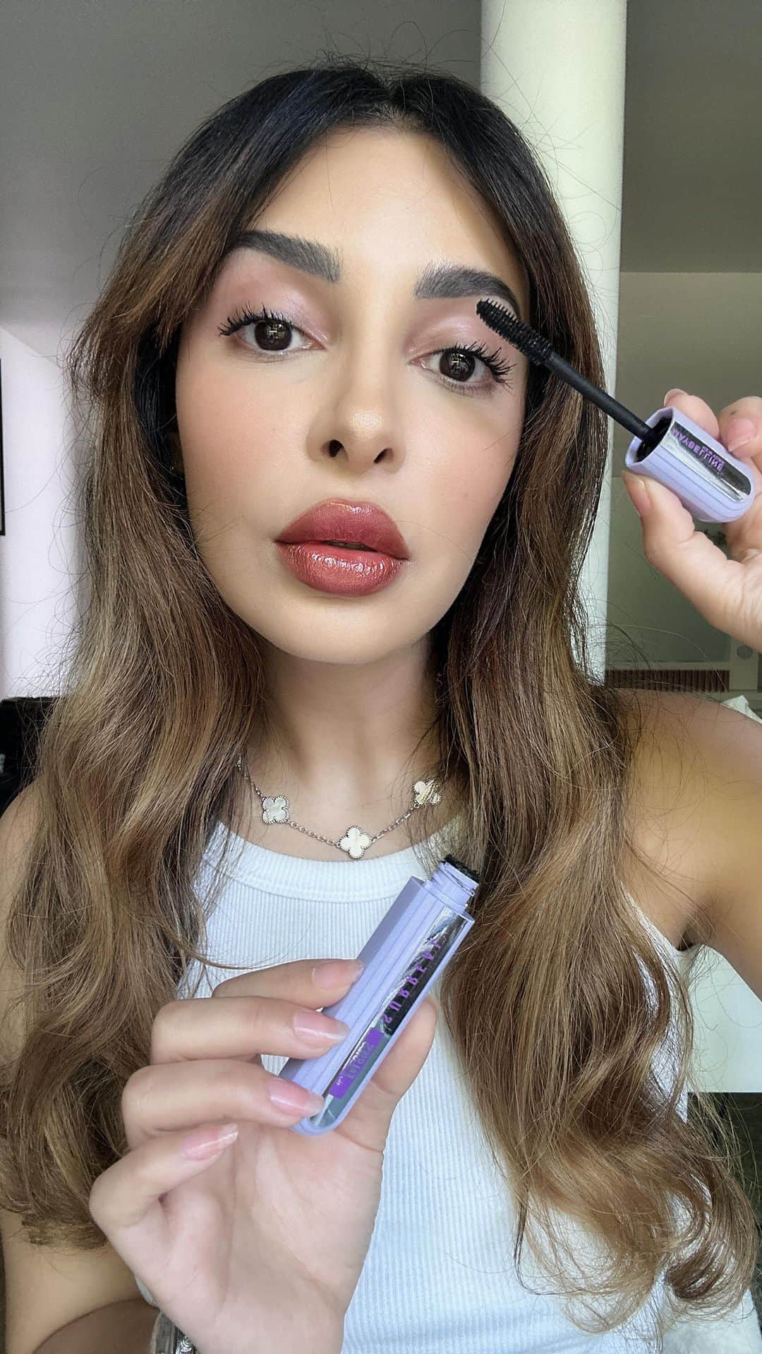 sananasのインスタグラム：「😳Le nouveau mascara Falsies Surreal de @maybelline est FOU ! Vous l’avez testé ? Dispo sur tous les points de vente habituels et sur Amazon ! #falsiessurreal   *SponsoriseParMaybelline*」