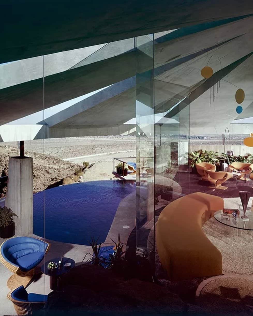 オリバーピープルズのインスタグラム：「From Neutra's Kaufmann House to Elvis' Honeymoon Hideaway, Palm Springs is a mid-century design haven. Mimicking the geometric patterns seen across Palm Springs, we designed a Mid-Century filigree that can be found on styles including Oliver. We partnered with @laexplained to share our inspiration story. Head to our stories to discover more.」