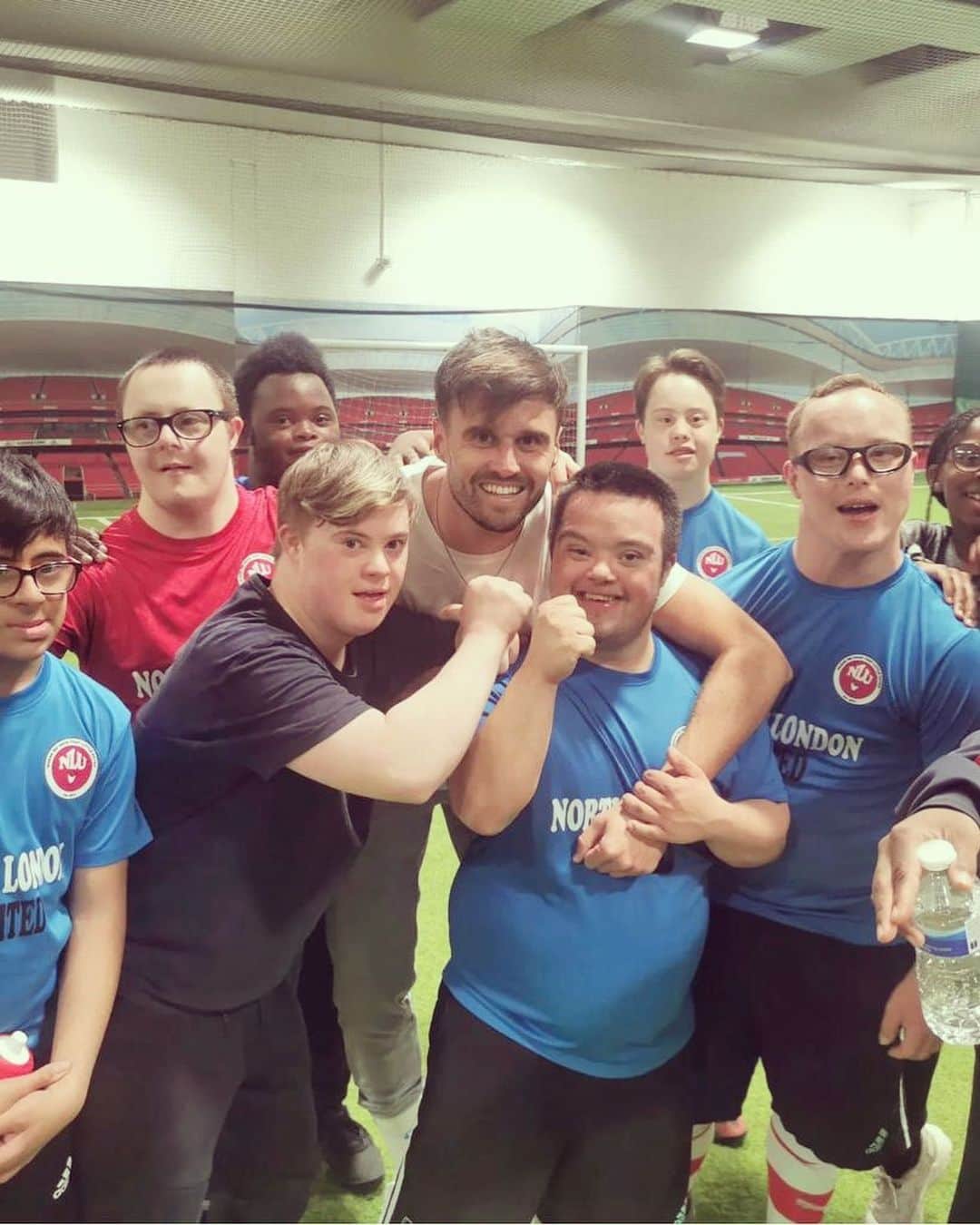 カール・ジェンキンソンさんのインスタグラム写真 - (カール・ジェンキンソンInstagram)「Loved catching up with these guys, always put a smile on my face 😁 Great to see you all @north_london_united @arsenal_in_the_community 🔴⚪️」6月7日 3時32分 - carljenkinson