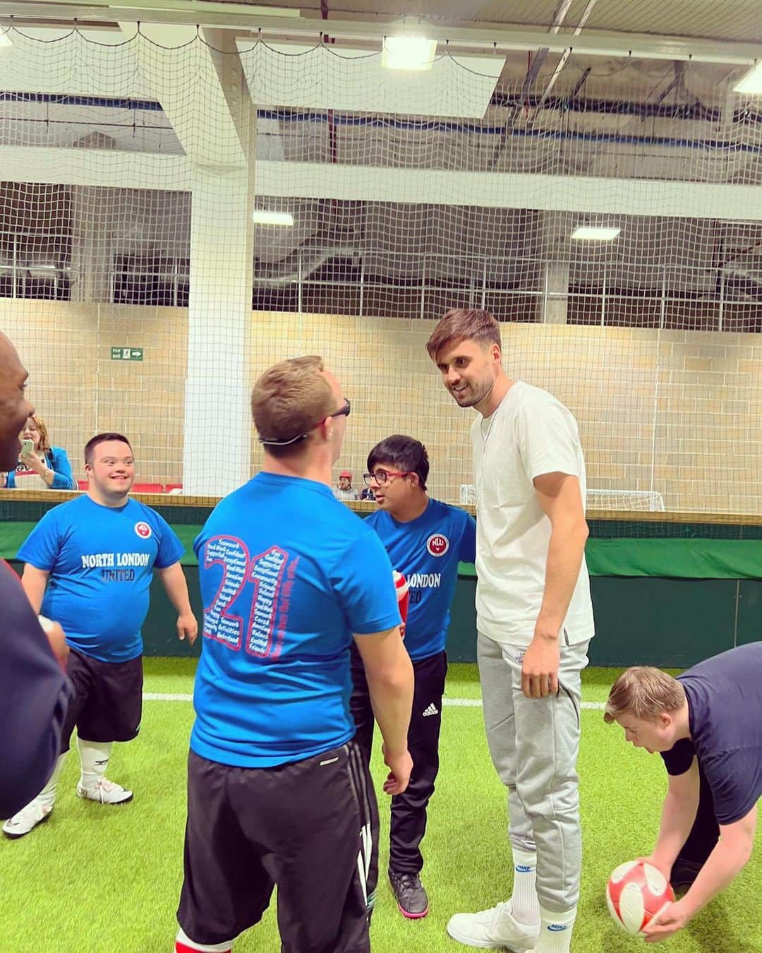 カール・ジェンキンソンさんのインスタグラム写真 - (カール・ジェンキンソンInstagram)「Loved catching up with these guys, always put a smile on my face 😁 Great to see you all @north_london_united @arsenal_in_the_community 🔴⚪️」6月7日 3時32分 - carljenkinson