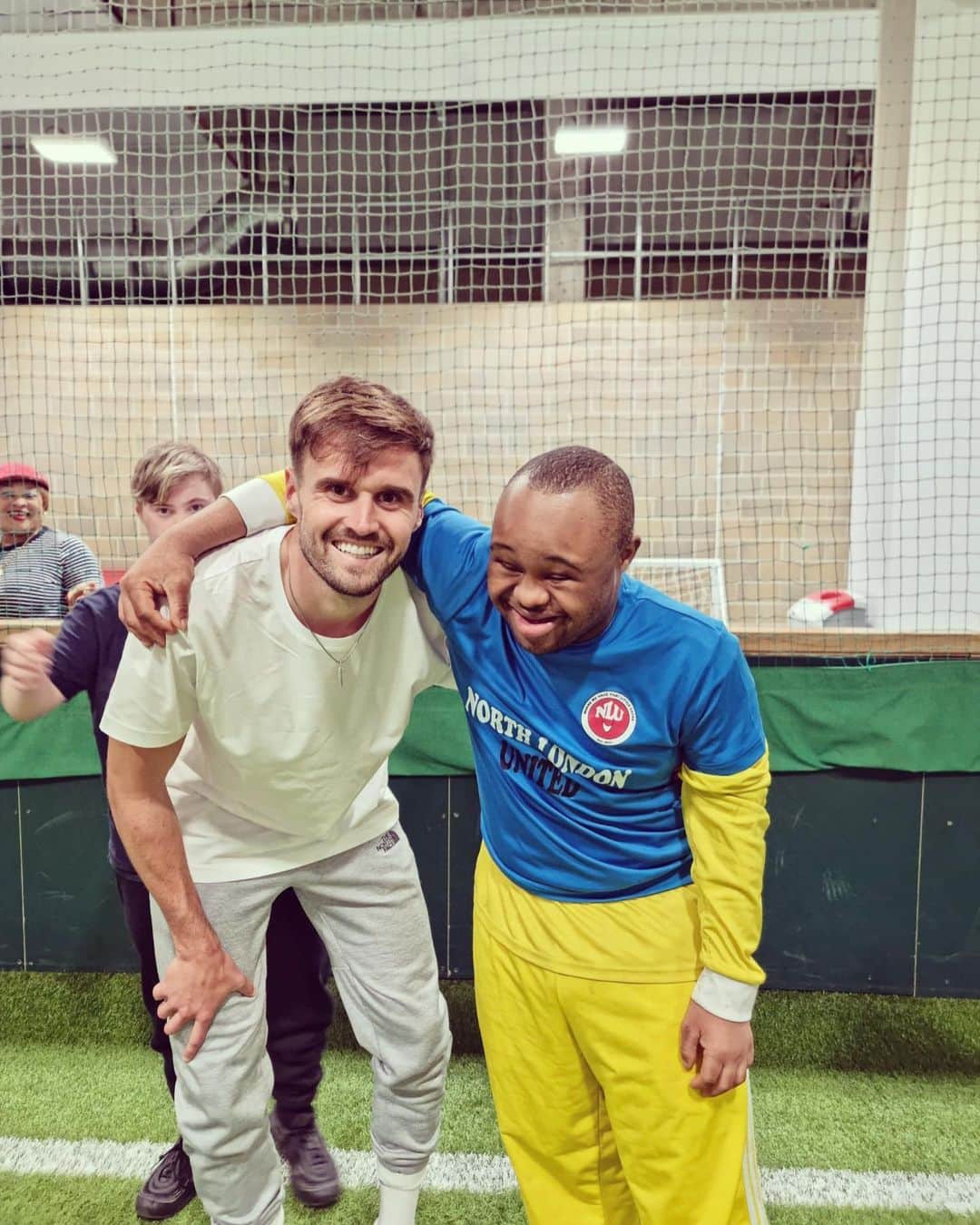 カール・ジェンキンソンさんのインスタグラム写真 - (カール・ジェンキンソンInstagram)「Loved catching up with these guys, always put a smile on my face 😁 Great to see you all @north_london_united @arsenal_in_the_community 🔴⚪️」6月7日 3時32分 - carljenkinson