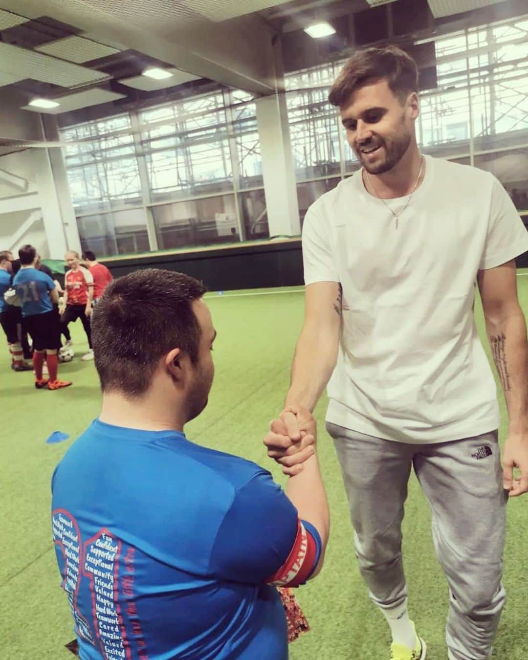 カール・ジェンキンソンさんのインスタグラム写真 - (カール・ジェンキンソンInstagram)「Loved catching up with these guys, always put a smile on my face 😁 Great to see you all @north_london_united @arsenal_in_the_community 🔴⚪️」6月7日 3時32分 - carljenkinson