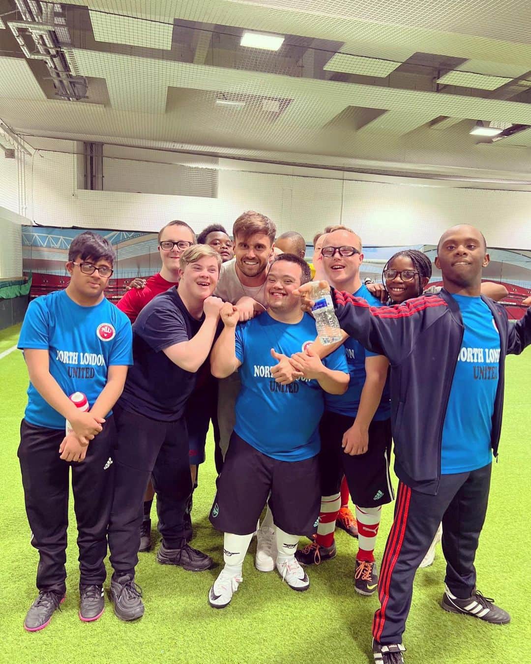 カール・ジェンキンソンのインスタグラム：「Loved catching up with these guys, always put a smile on my face 😁 Great to see you all @north_london_united @arsenal_in_the_community 🔴⚪️」
