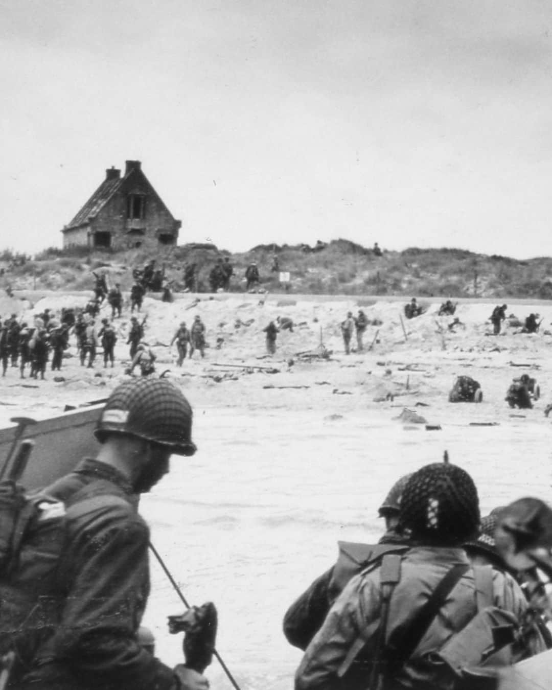 ニューヨーク・タイムズさんのインスタグラム写真 - (ニューヨーク・タイムズInstagram)「It has been nearly 80 years since some 150,000 Allied soldiers landed on the beaches of Northern France to change the course of World War II and the Western world. Now, the historic D-Day sites in Normandy are being threatened by climate change and erosion at the French coasts.  When the sites are gone, how will France recount to itself, and the rest of the world, the impact of that moment? Alternatively, at what cost should they be saved?  Even for a country with an official “memorial adviser” to the president, the 50-mile stretch that witnessed the Allied arrival takes commemoration to an uncommon level. The Normandy tourism office lists more than 90 official D-Day sites, including 44 museums, drawing more than five million visitors annually.  All of that is threatened: Two-thirds of these coasts are already eroding, according to the Normandy climate change report, and experts predict more damage to come as sea levels swell, storms increase and tides rise.   The French government is already declaring defeat. But for many, the idea of abandoning the sites where history unfolded is not acceptable.  Tap the link in our bio to read more about how climate change is affecting D-Day’s historic beaches, and the people working to save them. Photos by @andreamantovaniphotography, archive image from @musee_du_debarquement of Utah Beach in Sainte-Marie-du-Mont.」6月7日 3時33分 - nytimes