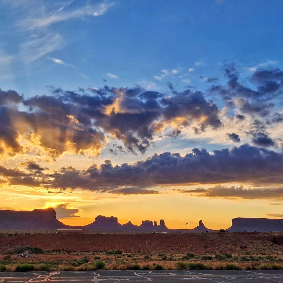 ジェームズ・フェルプスさんのインスタグラム写真 - (ジェームズ・フェルプスInstagram)「Sunrise over Monument Valley. Full moon behind and Milkyway at night. What an epic place. It is a little drive to get to from Phoenix or Salt Lake City, but it is well worth it. #bucketlist #desert #sunrise #hashtagforthesakeofit」6月7日 3時42分 - jamesphelps_pictures