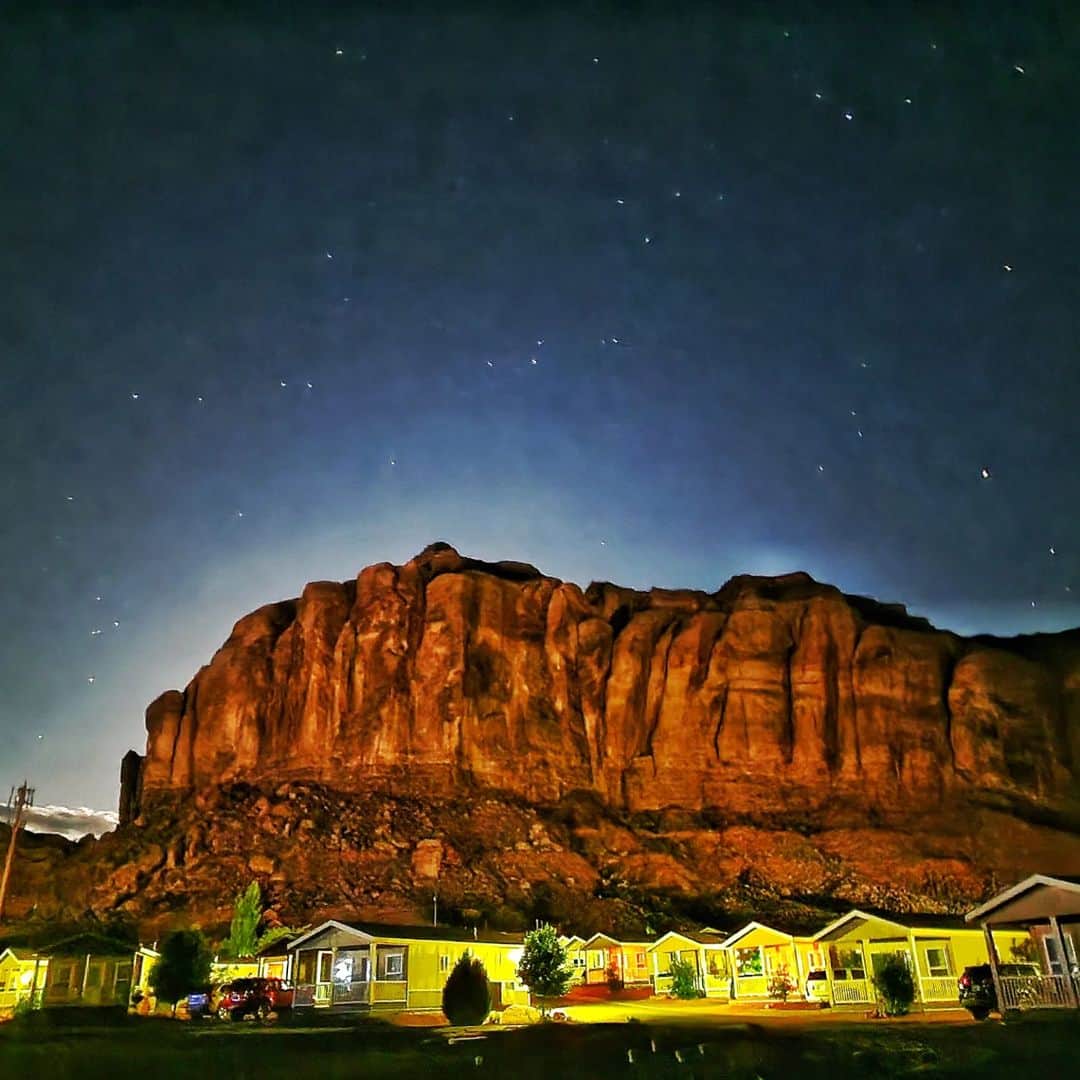 ジェームズ・フェルプスさんのインスタグラム写真 - (ジェームズ・フェルプスInstagram)「Sunrise over Monument Valley. Full moon behind and Milkyway at night. What an epic place. It is a little drive to get to from Phoenix or Salt Lake City, but it is well worth it. #bucketlist #desert #sunrise #hashtagforthesakeofit」6月7日 3時42分 - jamesphelps_pictures