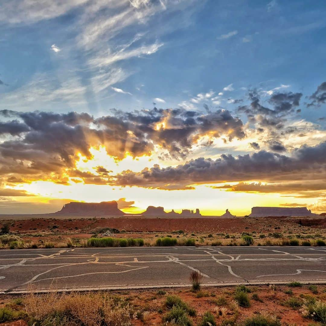 ジェームズ・フェルプスさんのインスタグラム写真 - (ジェームズ・フェルプスInstagram)「Sunrise over Monument Valley. Full moon behind and Milkyway at night. What an epic place. It is a little drive to get to from Phoenix or Salt Lake City, but it is well worth it. #bucketlist #desert #sunrise #hashtagforthesakeofit」6月7日 3時42分 - jamesphelps_pictures