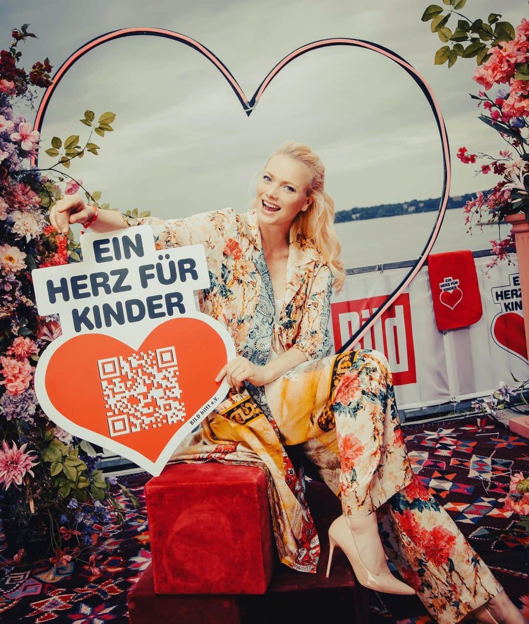 フランツィスカ・クヌッペのインスタグラム：「Ein Herz für Kinder ♥️ Sommerfest in Berlin @einherzfuerkinder  Spendet und helft Kindern in Not, jeder Cent kommt an.😘 Photo @wolf_lux_photography  Outfit @boscana_official」
