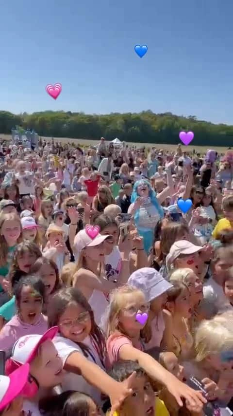 ドリー・スタイルのインスタグラム：「TACK FÖR IDAG KUNGSBACKA!!😍💗💙💜 Hoppas ni hade lika kul som vi 🫶🏼✨ #dollystylesummertour2023」