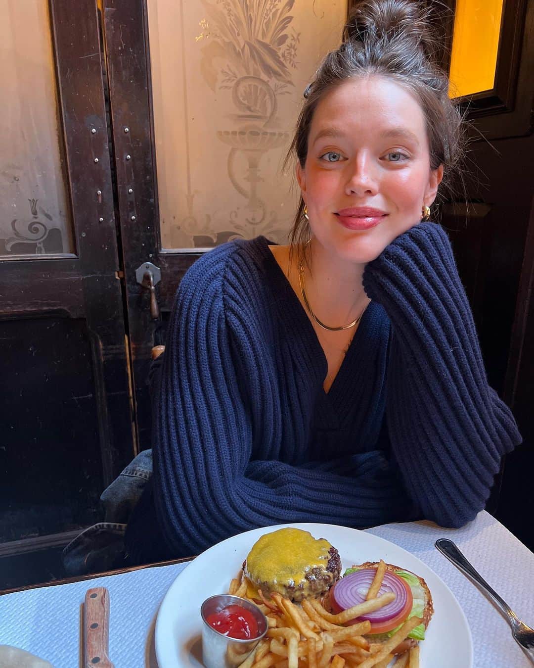 エミリー・DiDonatoのインスタグラム：「Breastfeeding hunger strikes and wins again 🍔 ⚡️」