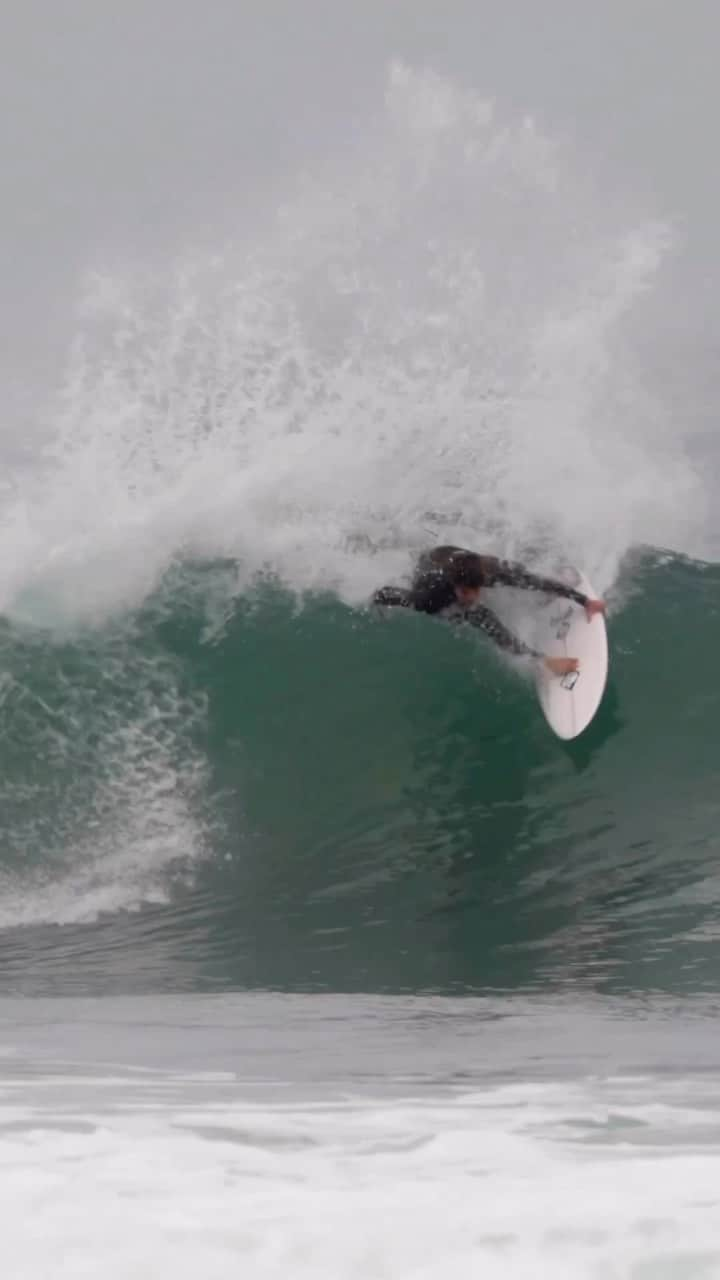 ロストのインスタグラム：「Tearing up a lowers left on this recent run of swell 🔥🔥 @danematson 🎥 @connor_eck_films #lost  #lostsurfboards #lostclothing」