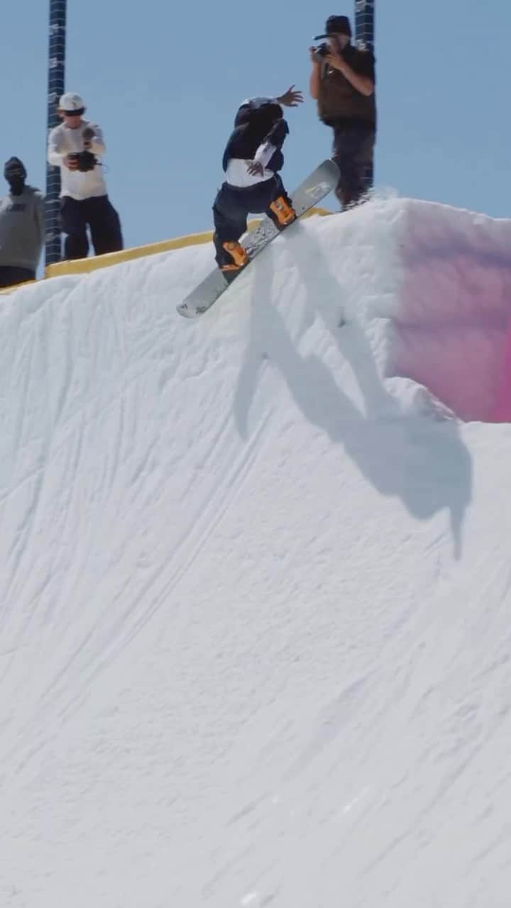 DCシューズのインスタグラム：「@ryoaizawa___yo at World Quarterpipe Finals presented by @slushthemagazine this past weekend at @mammothmountain 🔥  📲: @k4mara2000」