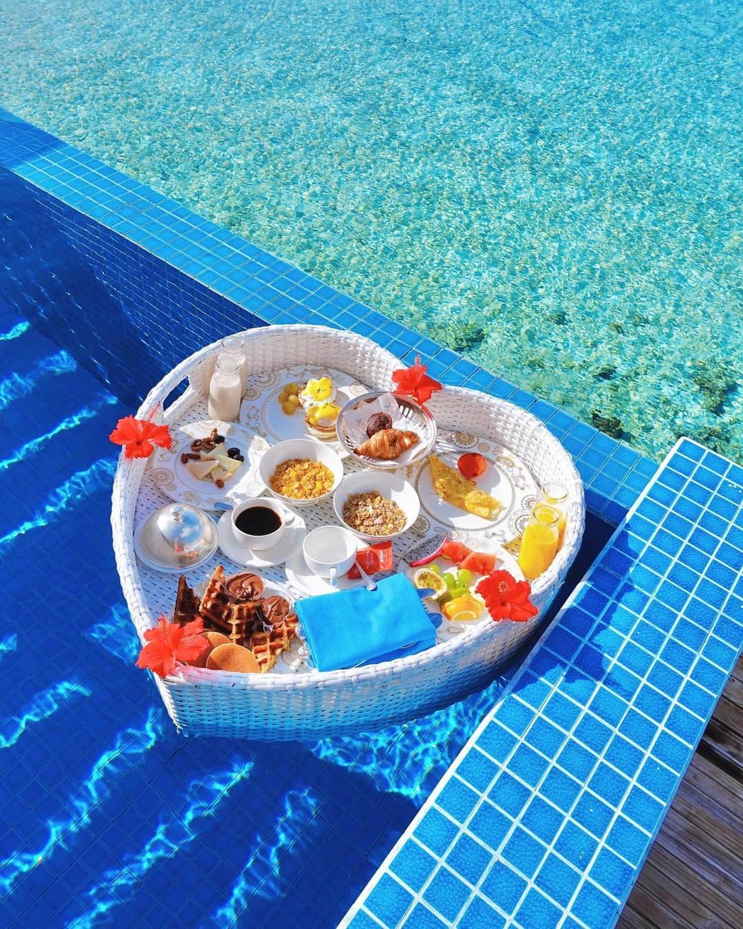 浦野一美さんのインスタグラム写真 - (浦野一美Instagram)「#🇲🇻  floating breakfast🥐🍹𓈒𓂂𓏸  最高の朝食で目覚めるモルディブの一日。 いいお天気と透き通る海𓆉𓏸𓈒𓂃 2人だけの贅沢な時間⋆*  私達の滞在期間中は、 プール付きのお部屋に滞在する宿泊者に 滞在中1度、フローティングブレックファストの特典を提供してもらえました𓇼𓈒𓐍  実は、朝8:00~とリゾートにしては早い設定で 朝苦手な私はちょっぴり慌てながら 水着を着ました👙𖦹‎꜆꜄꜆꜄꜆ 一瞬、眠い無理…って思ったけど笑 間に合ってよかったと心から思います😚࿔  🏝️YOU & ME BY COCOON ユーアンドミーバイコクーン (@youandmemaldives )  🚩Teestyle (@tabi_teestyle )  👤Travel Consultant 須沢 悠さん  #ハネムーン #ハネムーンレポ #ハネムーンモルディブ #honeymoon  #couple #Maldives #🇲🇻#ルームツアー #ヴィラ #villa #水上コテージ#maldivestravel #maldives🇲🇻 #maldivestrip #新婚旅行 #travel #海外旅行 #夫婦 #夫婦旅行 #floatingbreakfast #フローティングブレックファースト #朝食」6月8日 17時30分 - cindy.cinderella