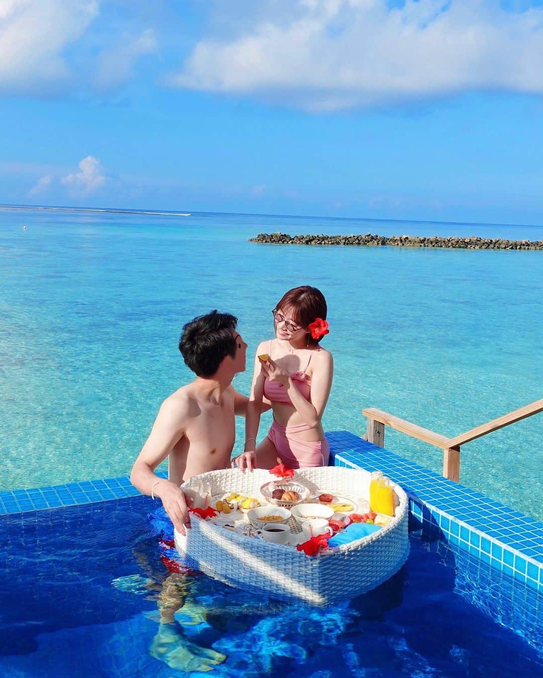 浦野一美さんのインスタグラム写真 - (浦野一美Instagram)「#🇲🇻  floating breakfast🥐🍹𓈒𓂂𓏸  最高の朝食で目覚めるモルディブの一日。 いいお天気と透き通る海𓆉𓏸𓈒𓂃 2人だけの贅沢な時間⋆*  私達の滞在期間中は、 プール付きのお部屋に滞在する宿泊者に 滞在中1度、フローティングブレックファストの特典を提供してもらえました𓇼𓈒𓐍  実は、朝8:00~とリゾートにしては早い設定で 朝苦手な私はちょっぴり慌てながら 水着を着ました👙𖦹‎꜆꜄꜆꜄꜆ 一瞬、眠い無理…って思ったけど笑 間に合ってよかったと心から思います😚࿔  🏝️YOU & ME BY COCOON ユーアンドミーバイコクーン (@youandmemaldives )  🚩Teestyle (@tabi_teestyle )  👤Travel Consultant 須沢 悠さん  #ハネムーン #ハネムーンレポ #ハネムーンモルディブ #honeymoon  #couple #Maldives #🇲🇻#ルームツアー #ヴィラ #villa #水上コテージ#maldivestravel #maldives🇲🇻 #maldivestrip #新婚旅行 #travel #海外旅行 #夫婦 #夫婦旅行 #floatingbreakfast #フローティングブレックファースト #朝食」6月8日 17時30分 - cindy.cinderella