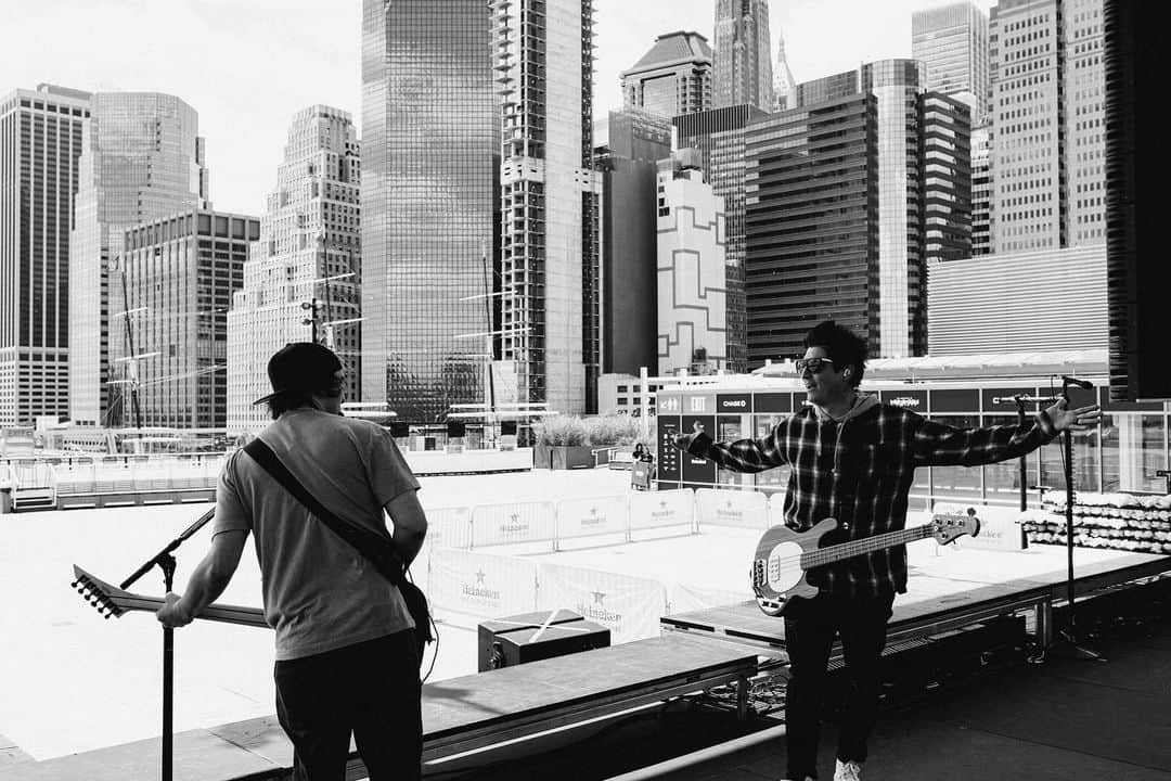 ヴィック・フエンテスさんのインスタグラム写真 - (ヴィック・フエンテスInstagram)「It’s not everyday you get to perform on a rooftop in NYC 🗽 📸 by @v.trvn」6月7日 4時29分 - piercethevic