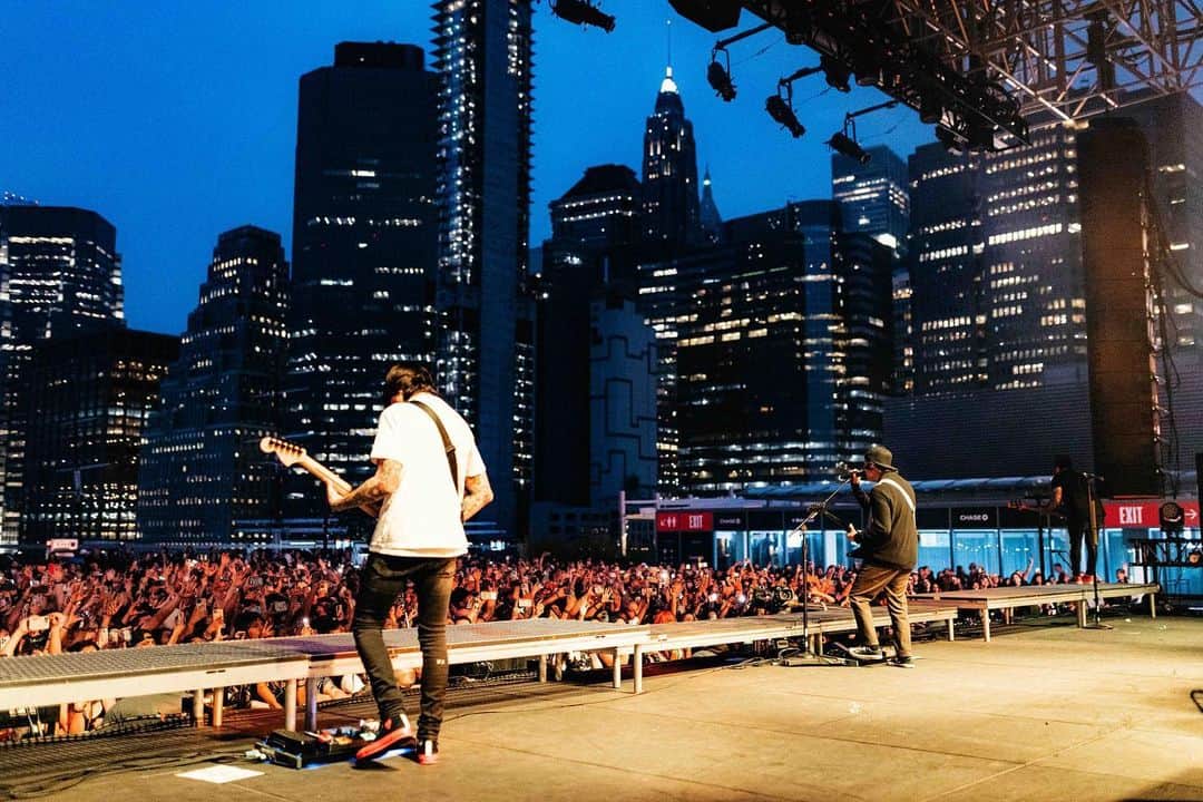 ヴィック・フエンテスのインスタグラム：「It’s not everyday you get to perform on a rooftop in NYC 🗽 📸 by @v.trvn」