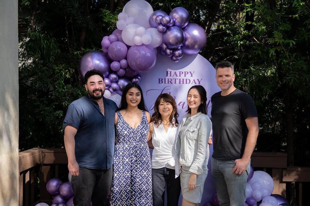 オードリー亜谷香のインスタグラム：「Happy Birthday to our favorite @andersenmami 💜 60 looks good on you 🎉」