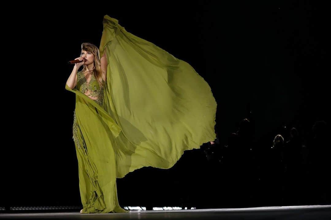のインスタグラム：「Chicago that was sooooo epic. Playing 3 nights at Soldier Field and getting to sing ‘You All Over Me’ with @marenmorris who I adore. You guys were so much fun to play for, I love you 🥰 See you 🔜 Detroit!   📷: @iammoustache / @gettyimages」