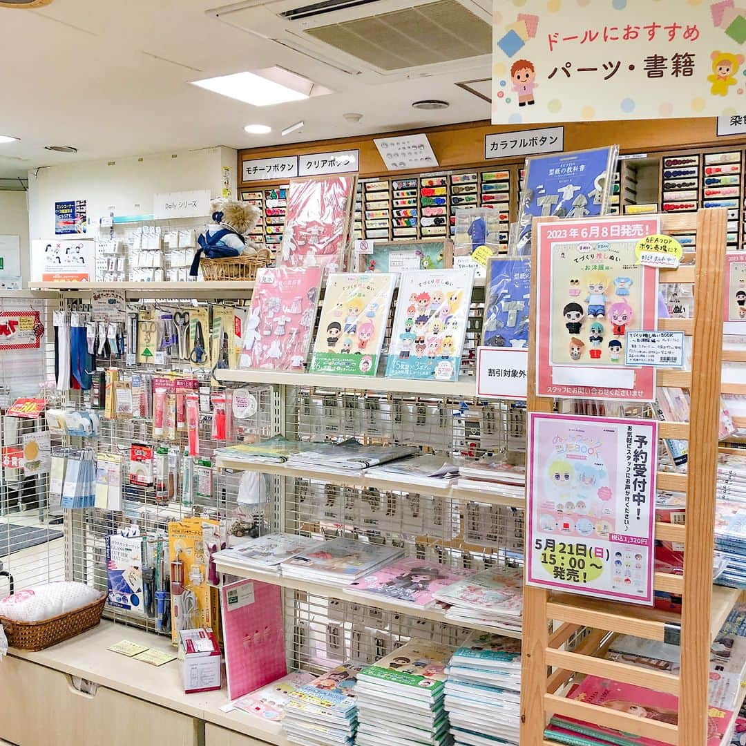 オカダヤ新宿本店コンシェルジュさんのインスタグラム写真 - (オカダヤ新宿本店コンシェルジュInstagram)「推しぬい作りと徹底サポート♪ 手ぬい＆手芸のりでつくれる！ てづくり推しぬいBOOK -お洋服編-  好評発売中！  こんにちは、新宿オカダヤです。 新宿オカダヤ本店 服飾館6階では ドール服・ぬいぐるみ作りにおススメの商品を 多数販売しています。  今月発売した書籍 手ぬい＆手芸のりでつくれる！ てづくり推しぬいBOOK -お洋服編- には 推しぬいに着せたくなる26のお洋服・小物が掲載されています。  また、書籍のぬいぐるみサイズに対応した ぬいぐるみ作りのための布地・材料・ツールの通販専門店 ぬいぐるみの生地やさん( @nuigurumifabric )監修の、 ぬいのボディも好評発売中！  カットクロスやミニチュアサイズのボタンなど 推しぬい作り、ドール・ぬい服作りに 役立つアイテムを多数取り揃えて 皆様のご来店をお待ちしております♪  ※手ぬい＆手芸のりでつくれる！てづくり推しぬいBOOK -お洋服編-  ぬいのボディは、オカダヤオンラインショップでも販売中です  *********　 #新宿オカダヤ #新宿オカダヤ本店 #オカダヤ #okadaya  #てづくり推しぬいBOOK #推しぬい　 #推しぬいぐるみ #自作ぬい #自作ぬいぐるみ #ハンドメイド #ぬいスケルトン #ぬいぐるみ #推し活 #推しごと #ぬい活 #ぬい撮り #ぬい撮り部 #ぬいぐるみ大好き #nui #handmade #textile #sewing #fabrics」6月7日 5時00分 - shinjuku_okadaya