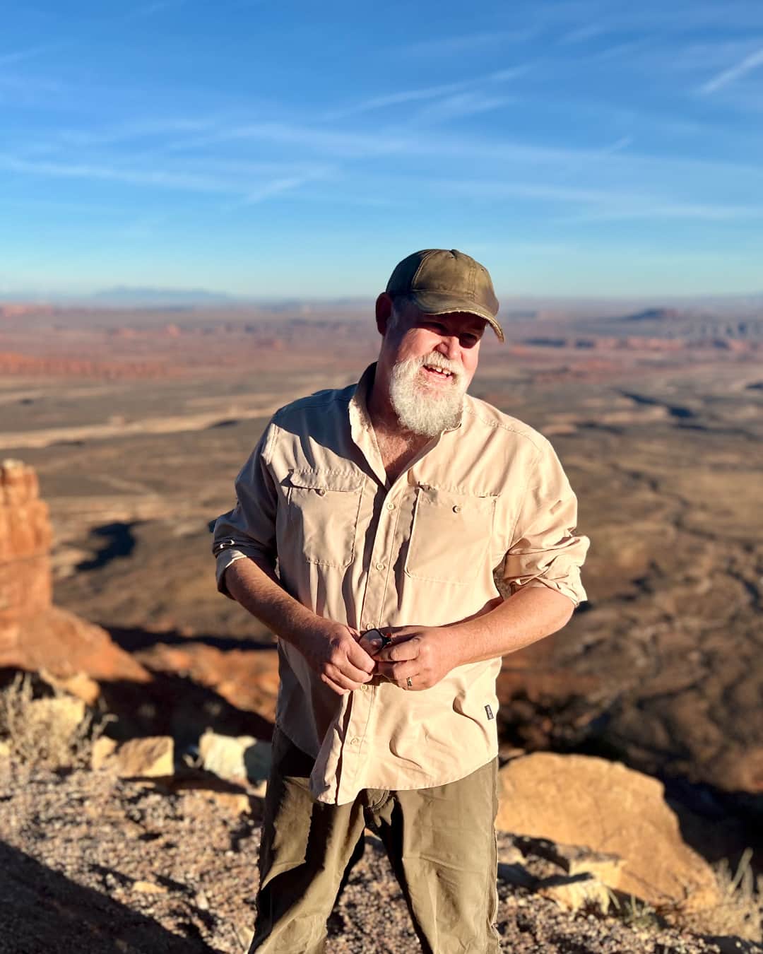 オスプレーのインスタグラム：「“I’ve found that somehow all these places feel closer together when you walk instead of drive.”   An author, anthropologist and Osprey Ambassador, Craig Childs invites us to see the Southwest through his eyes—and ponder its paradox. Read more via the link in our Stories today.   #OspreyPacks #OspreyAmbassador」