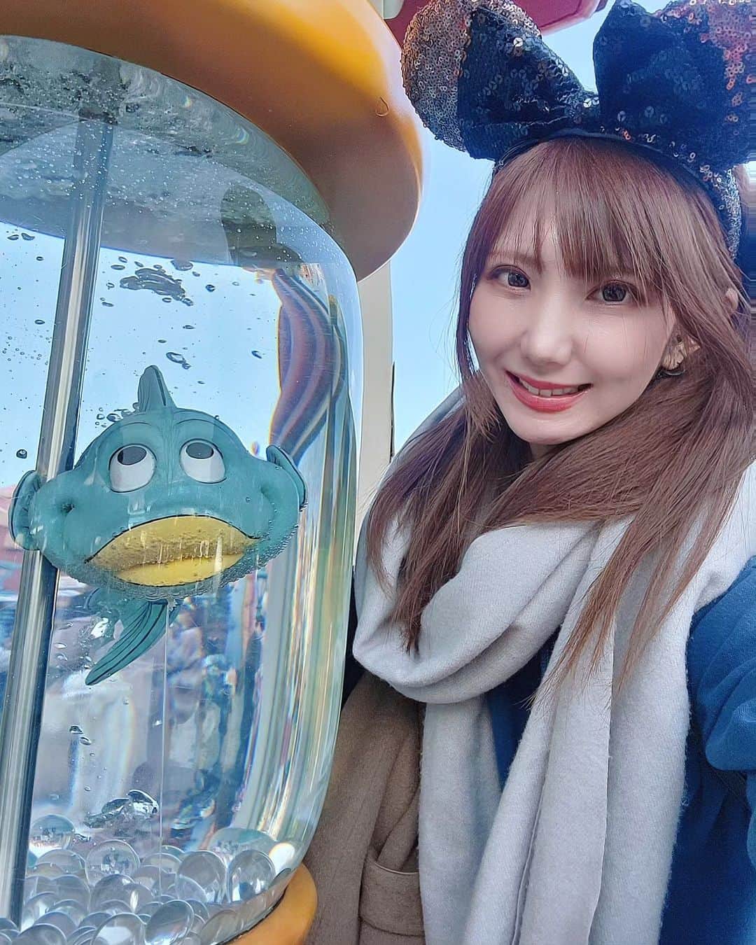 片瀬亜乃のインスタグラム：「またディズニー行きたいなぁ もう5ヶ月も前かぁ  前、フック船長にが一人でポツンとしていてかっこいいですって言いに行ったら 肩を回してエスコートしてくれて綺麗なお花があるところに連れてってくれて🥰 その時からフック船長が推しになりました✨  また会えるといいなぁ」
