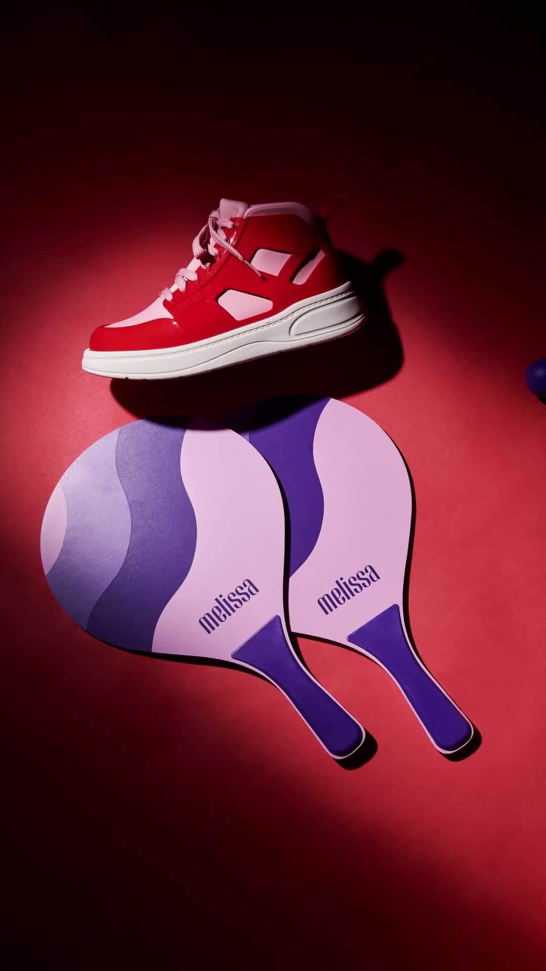 メリッサのインスタグラム：「É o que eu sempre digo, bestie: um pouco de romance, um pouco de esporte 🏓 ⁣ Conheça a #MelissaLoveSet, meu kit de frescobol que você GANHA nas compras a partir de R$299,90. ⁣ Aposte no tempo de qualidade para as suas relações, aposte na Love Set ❤️‍🔥 ⁣ Confira no #ClubeMelissa ou em melissa.com.br」