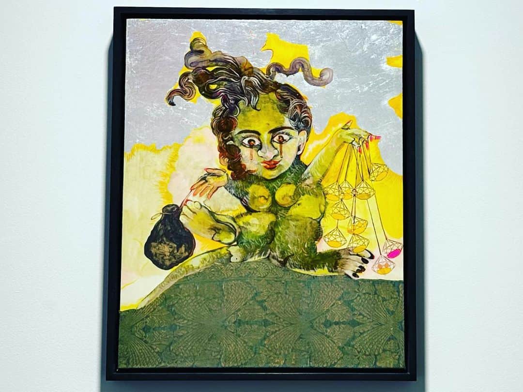 トームさんのインスタグラム写真 - (トームInstagram)「LOVE this show by @rina.banerjee @perrotin   #Perrotin is thrilled to present the gallery’s first exhibition with Indian-American artist #RinaBanerjee. On view through June 10th, Black Noodles brings together both archival and new works, representing the artist’s first significant survey in New York City. Banerjee is known for creating artworks that evoke topics of colonization, race, gender, commerce, economics, and migration.  In this exhibition, Black Noodles, mixed-media paintings that hang throughout the space could have been made by a voyager who recorded their encounters with wondrous beings on land and sea. Several of these are on large, buckling pieces of paper, as if Banerjee turned over a map or chart weathered from salty, wet air aboard her ship and jotted down the likeness of a beast she newly encountered. In the resulting works, animals, plants, and human figures dance together in radiant puffs of color, glittering texture, and singular geometries.  In this wondrous world, characters seem to have a voice, implied by Banerjee’s titles that use the first-person pronoun, like in a work from 2022, I am not afraid of you said the Elephant to the Rodent. Narrating the adventure they are captured in by the artist, these creatures grapple with their world. “Take me I am yours” …said the Worm to her Bird. In fear, in danger, in love they are as fantastical and confused as characters in Shakespeare’s A Midsummer Night’s Dream or The Tempest. Whoever washes up in Banerjee’s paper works seems to hail from such literary shores, characterologically rich. Is the title of Banerjee’s exhibition, Black Noodles, therefore a reference to characters who might figure such a description—hair of Medusa, dark serpents in rivers, eels or squid with long tentacles in the vast deep?」6月7日 5時23分 - tomenyc