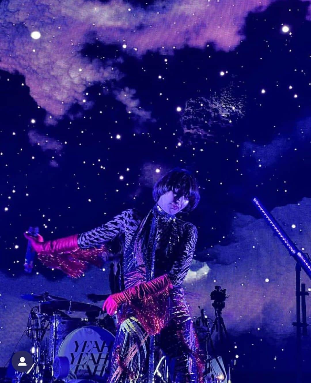 Karen Oのインスタグラム：「A picture that looks how it feels to play @redrocksamphitheater  TY everyone for coming out for this waking dream ✨💖 📸 by my bestie @grossjulian  #yyys @yeahyeahyeahs」