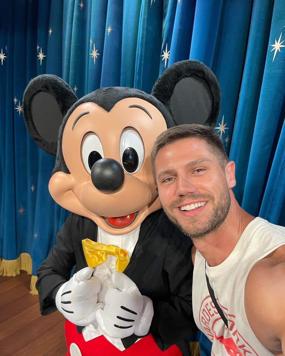 Jonas Sulzbachのインスタグラム：「Esse ratinho é simpático demais 😁 Mais um dia super especial @disneyworld.brasil」