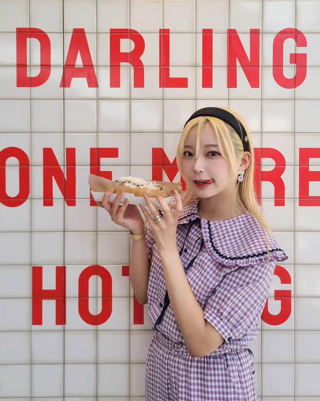 mam（まむ）さんのインスタグラム写真 - (mam（まむ）Instagram)「みむと最近出来たDARLING ONE MORE HOTDOGにGO❣ サクッと合間時間に、まったりランチにもいいホットドッグは、素材にかなり拘ってるみたい🤟  パンが本場のへにゃふわパンじゃなくて、結構ハードなタイプで食べごたえもあった🌭🌭🌭 また行きたい🥲 おすすめはお好きなびーる🍺で昼乾杯です🍻  #表参道ランチ#まむ氏の食べめも」6月7日 11時03分 - mam_11_11