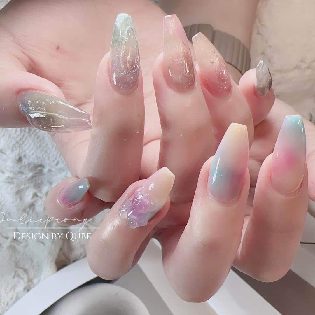juliepeonyのインスタグラム：「𝒹𝑒𝓈𝒾𝑔𝓃 𝒷𝓎 𝒬𝓊𝒷𝑒 一起氣泡自由呀🫧(๑´ㅂ`๑)♡*.+゜ - #bubblenails  #voronoinails  #気泡ネイル  · ▫️預約、詢價🔍Line @juliepeony(記得加@) ▫️營業時間：11:00-19:30(週日公休) . ▫️石牌店  𝑨𝒅𝒅𝒓𝒆𝒔𝒔：台北市北投區西安街一段313巷17號  「🚇石牌站2號出口」 ▫️西湖店  𝑨𝒅𝒅𝒓𝒆𝒔𝒔：台北市內湖區內湖路一段285號2樓118室  「🚇西湖站1號出口」  ♡ ♡ ♡ ♡ ♡ ♡ ♡ ♡」