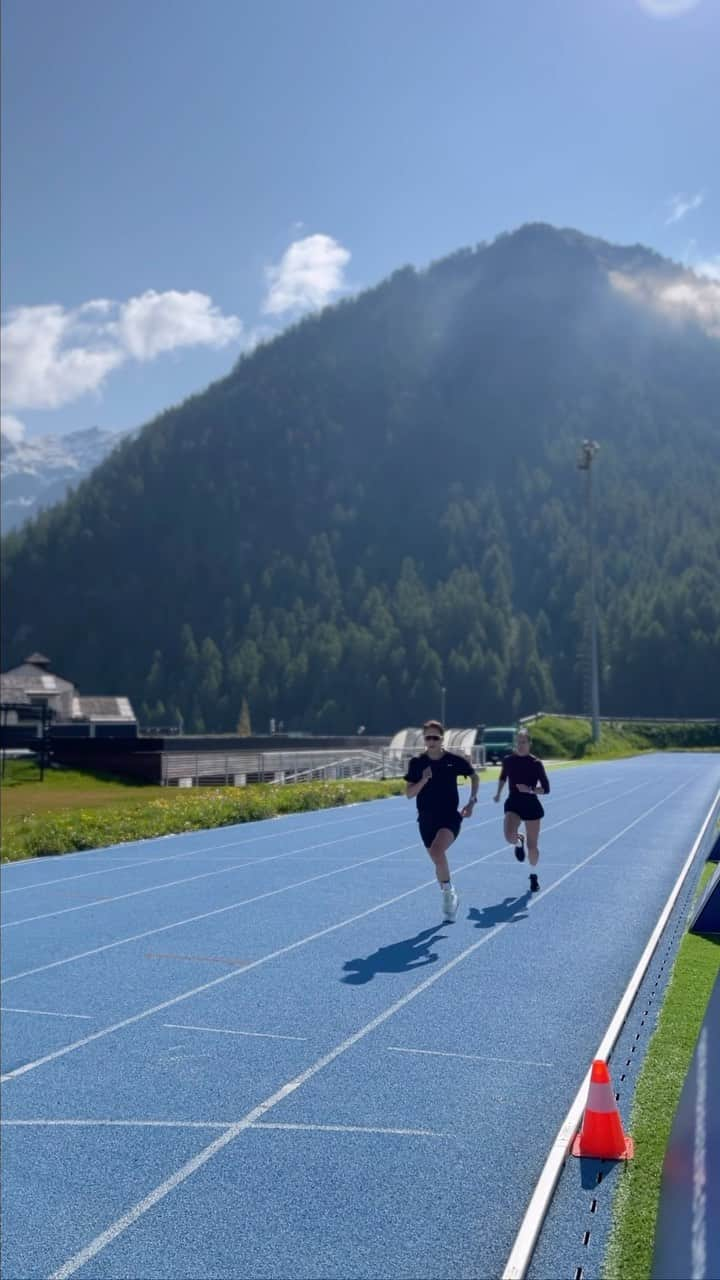 高橋侑子のインスタグラム：「Day 10🏔️🇮🇹 Finally the sun is back! What a beautiful day for the first track session of the season 😎  イタリアでの高地トレーニングも順調に進み、今日は久々のトラックセッション☀️素晴らしい環境と出会いに感謝！ #トライアスロン」