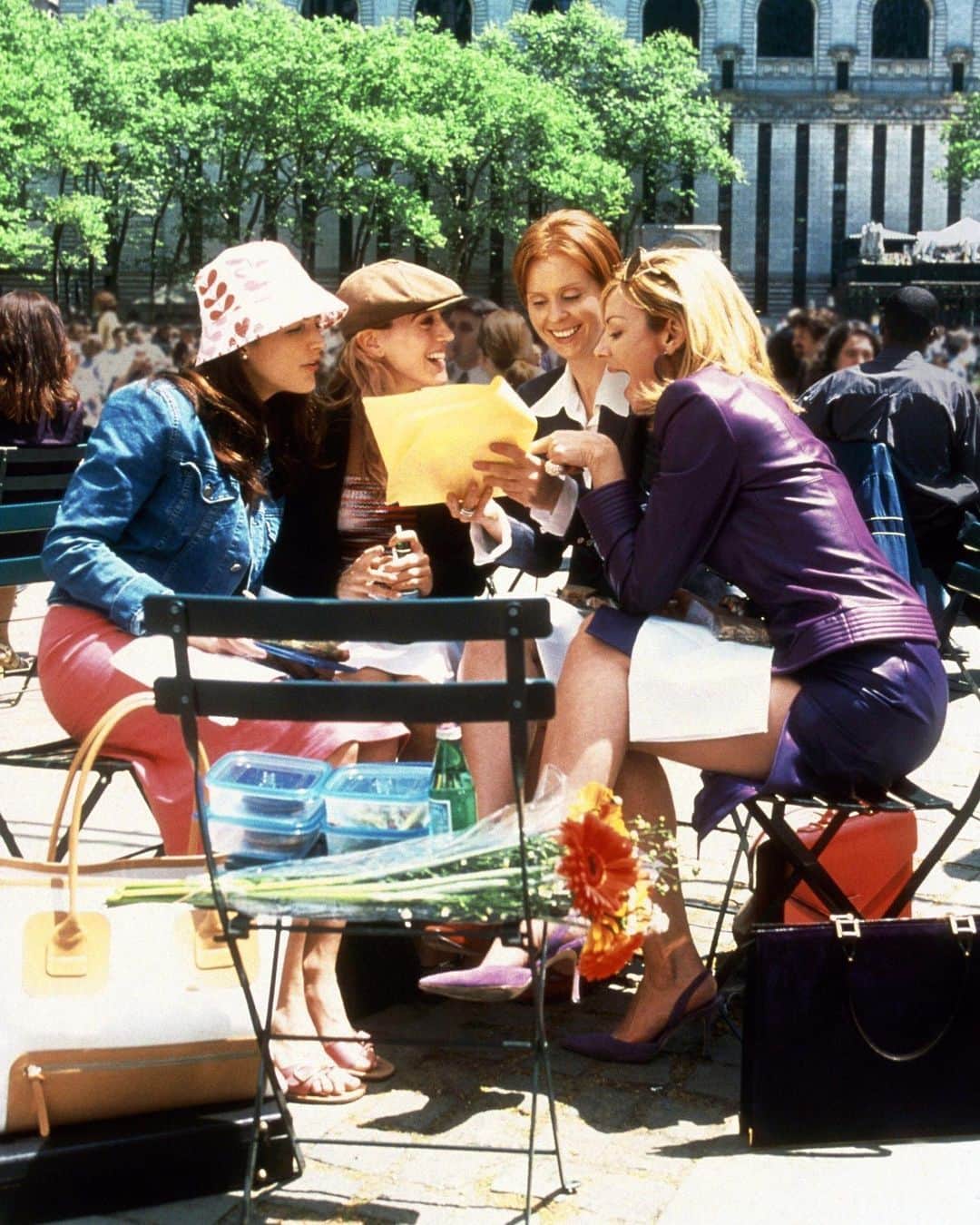 WHO WHAT WEARさんのインスタグラム写真 - (WHO WHAT WEARInstagram)「"Dreams change, trends come and go, but friendships never go out of style." — Carrie Bradshaw 🤍 Today marks the 25th anniversary of SATC's premiere—tag your besties below. photo: alamy」6月7日 5時41分 - whowhatwear