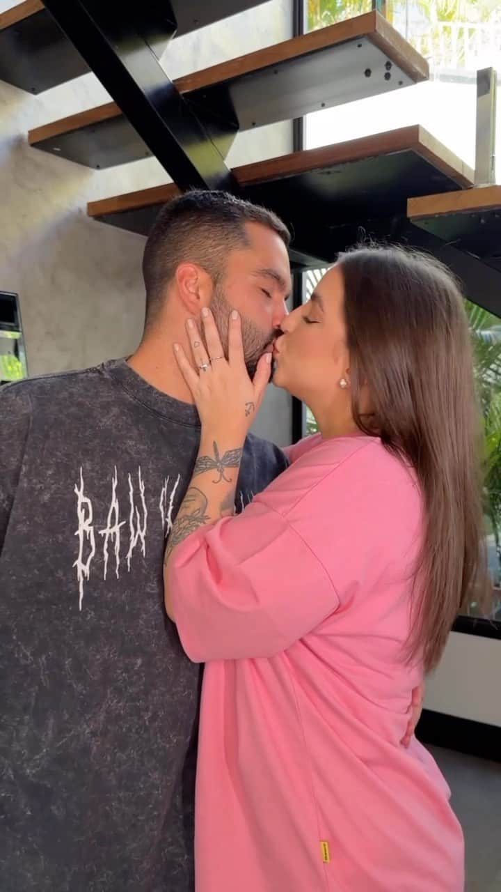 Bruna Unzuetaのインスタグラム：「Lin entregando tudinho? Só com os looks da @baw_official 😂 Dia dos namorados chegando e sempre aquela dúvida do que presentear para sair do óbvio. Então vai a nossa dica para vocês, um presente confortável, versátil e estiloso que vai deixar o mozão Tudão. Gostou da dica e do meu parceiro de Job? Então corre pra @baw_official conferir esses descontinhos imperdíveis e aproveitar meu cupom BOOBAW.」