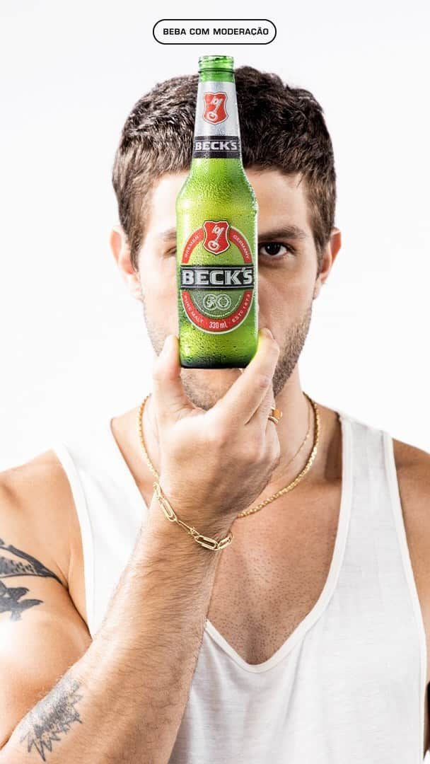 Chay Suedeのインスタグラム：「Ligue o som pra sentir tudo que só o amargo inconfundível da @becksbeerbr pode despertar em você. #OAmargoDesperta #BebaComModeração #Publi」